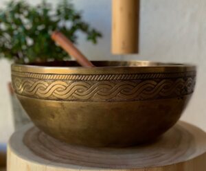 Fermer les yeux. Écouter. Se laisser traverser par les sons.